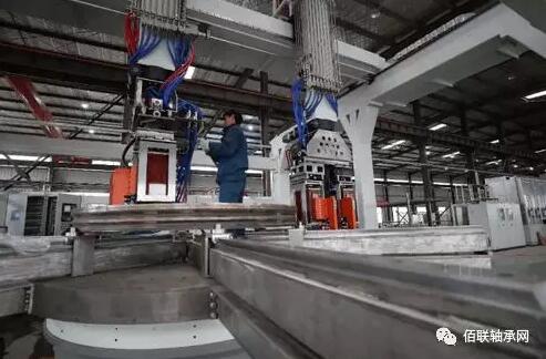 中國(guó)首臺(tái)套風(fēng)電海裝高精軸承感應(yīng)裝備十堰問(wèn)世